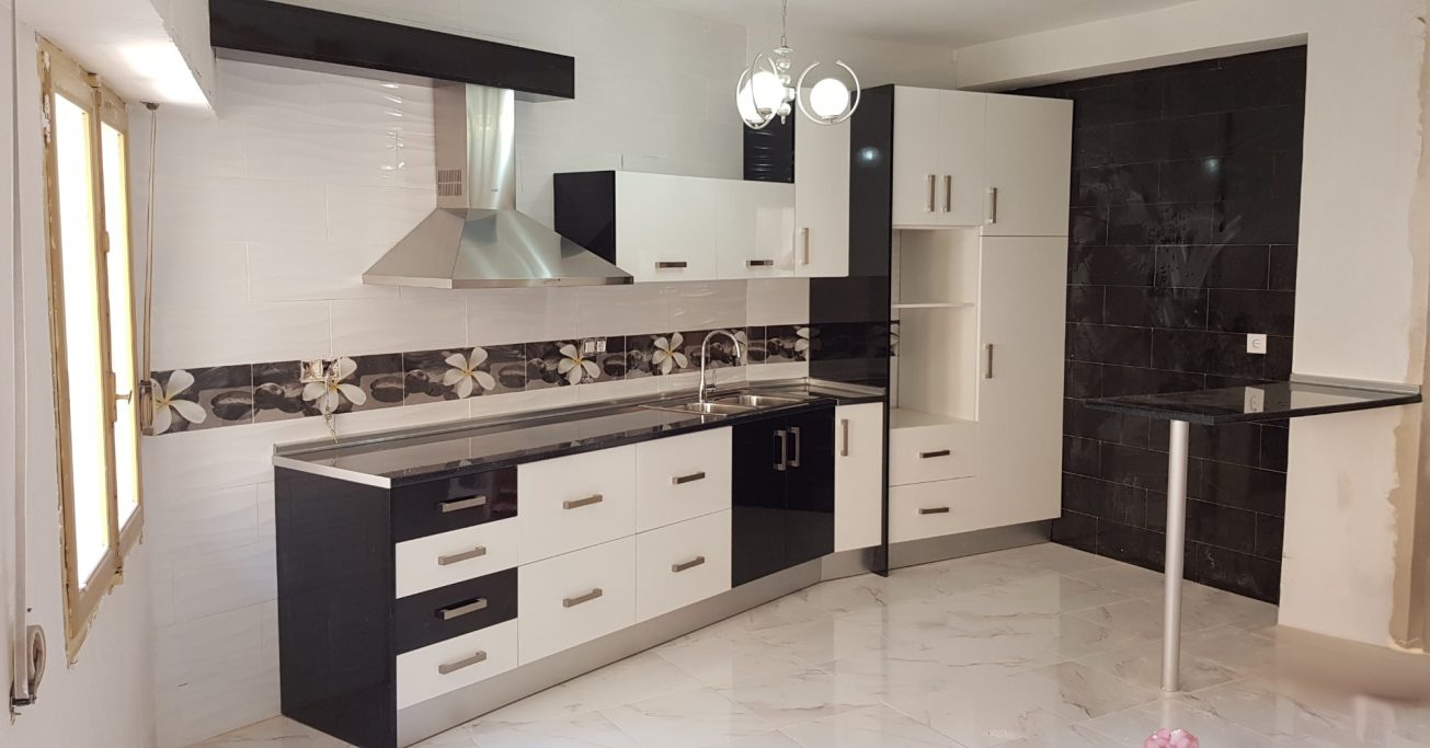 Cocina moderna en blanco y negro con muebles altos