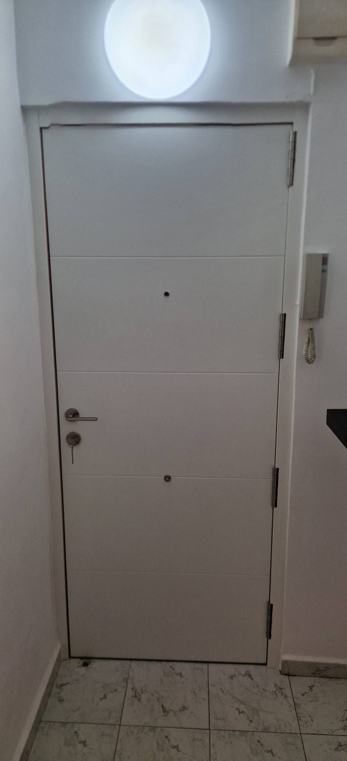 Puerta de interior blanca instalada por Carpintería Barberes