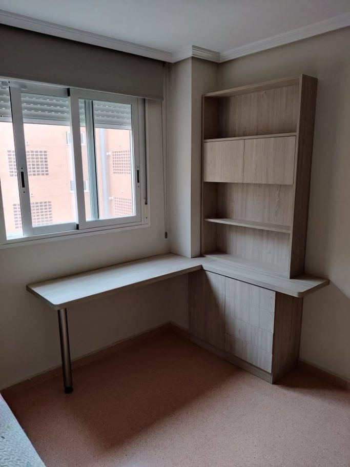 Mueble escritorio a medida con estanterías
